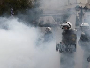 Χάος στο συλλαλητήριο - Πολίτες «παλεύουν» να προφυλαχθούν από τα χημικά (φωτο)